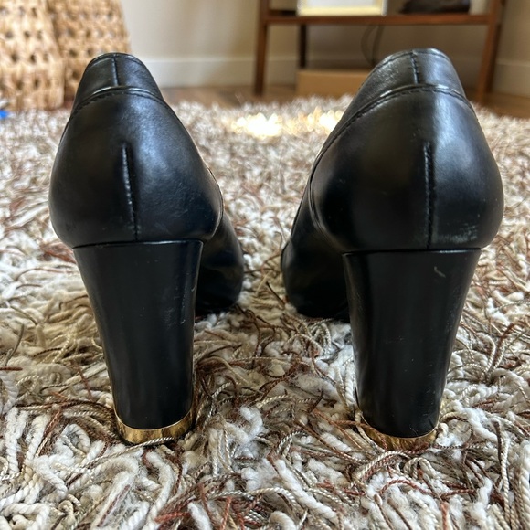 Tory Burch Black Leather Pumps with Gold Accents Size 9 - Picture 4 of 8